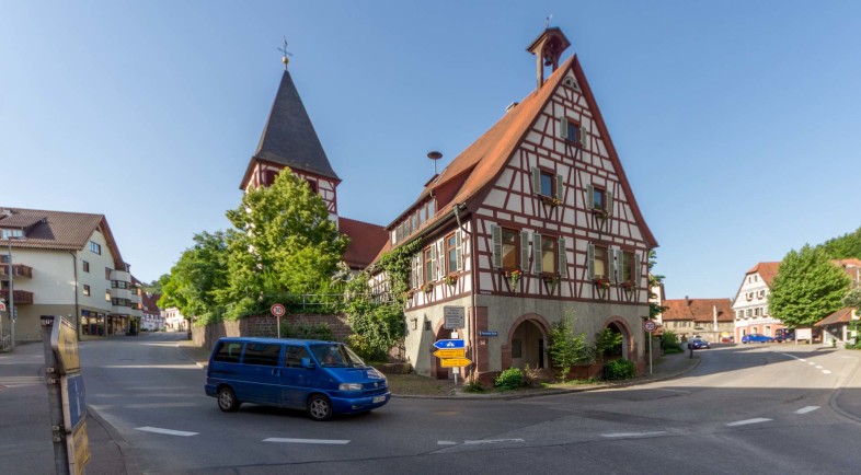 Nochmal die Kurve von der anderen Seite mit altem Rathaus und Kirche
