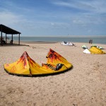 Kites am Strand von Ilha do Guajiru