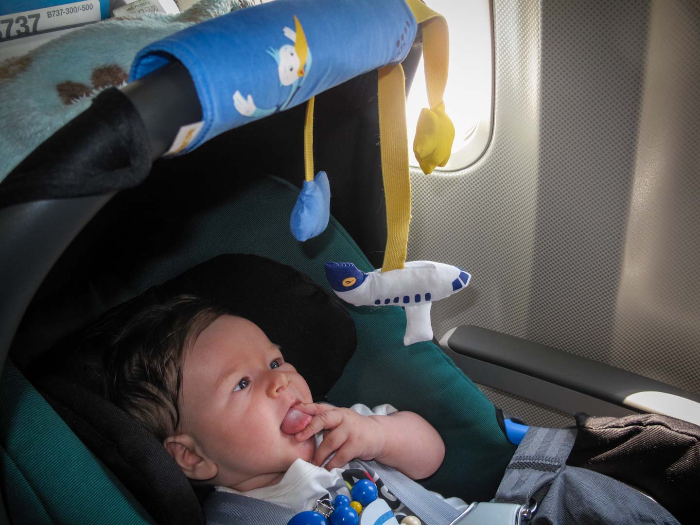 Kindersitz im Flugzeug - So funktioniert's. Sicher fliegen mit Kind.