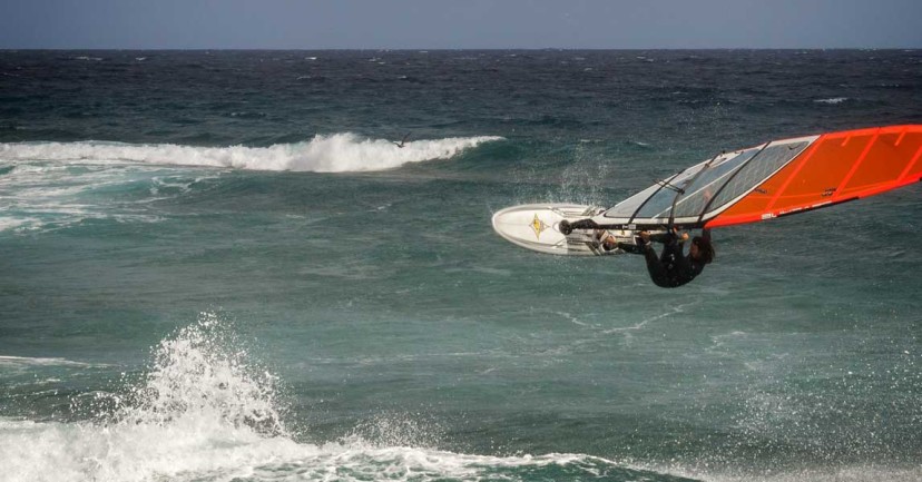 Windsurfer in Action auf Lanzarote: Costa Teguise Windsurfer in Action auf Lanzarote: Costa Teguise