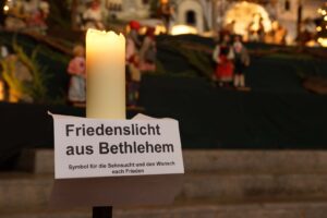 Friedenslicht bei der Renninger Krippe