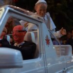 Johannes Paul II. mit Papamobil