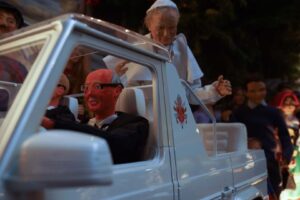 Johannes Paul II. mit Papamobil