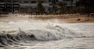 Wellen an der Costa Teguise