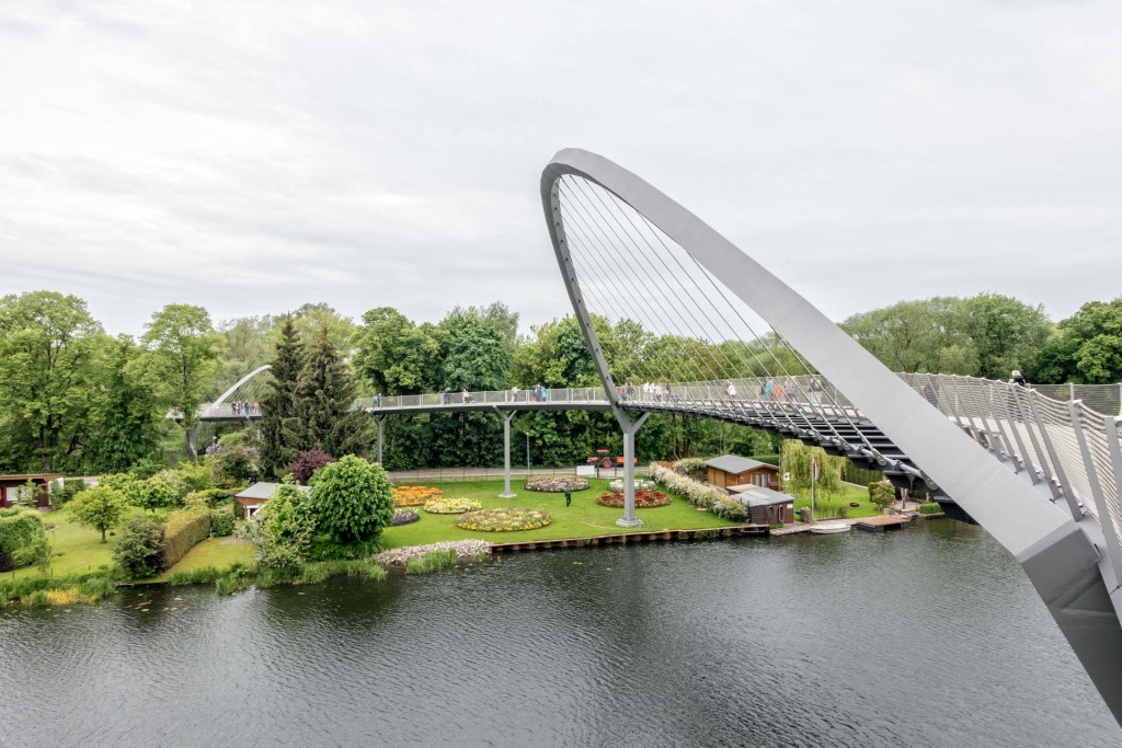Diese coole Brücke verbindet beide Parks