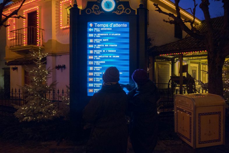Monitor mit Wartezeiten im Europapark