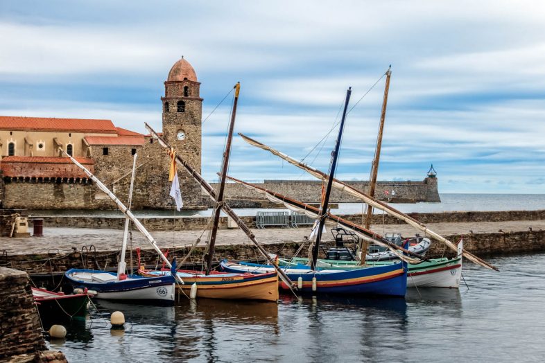 Die Kirche von Collioure, mit Holzbooten davor