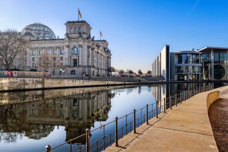 Hinter dem Reichstag