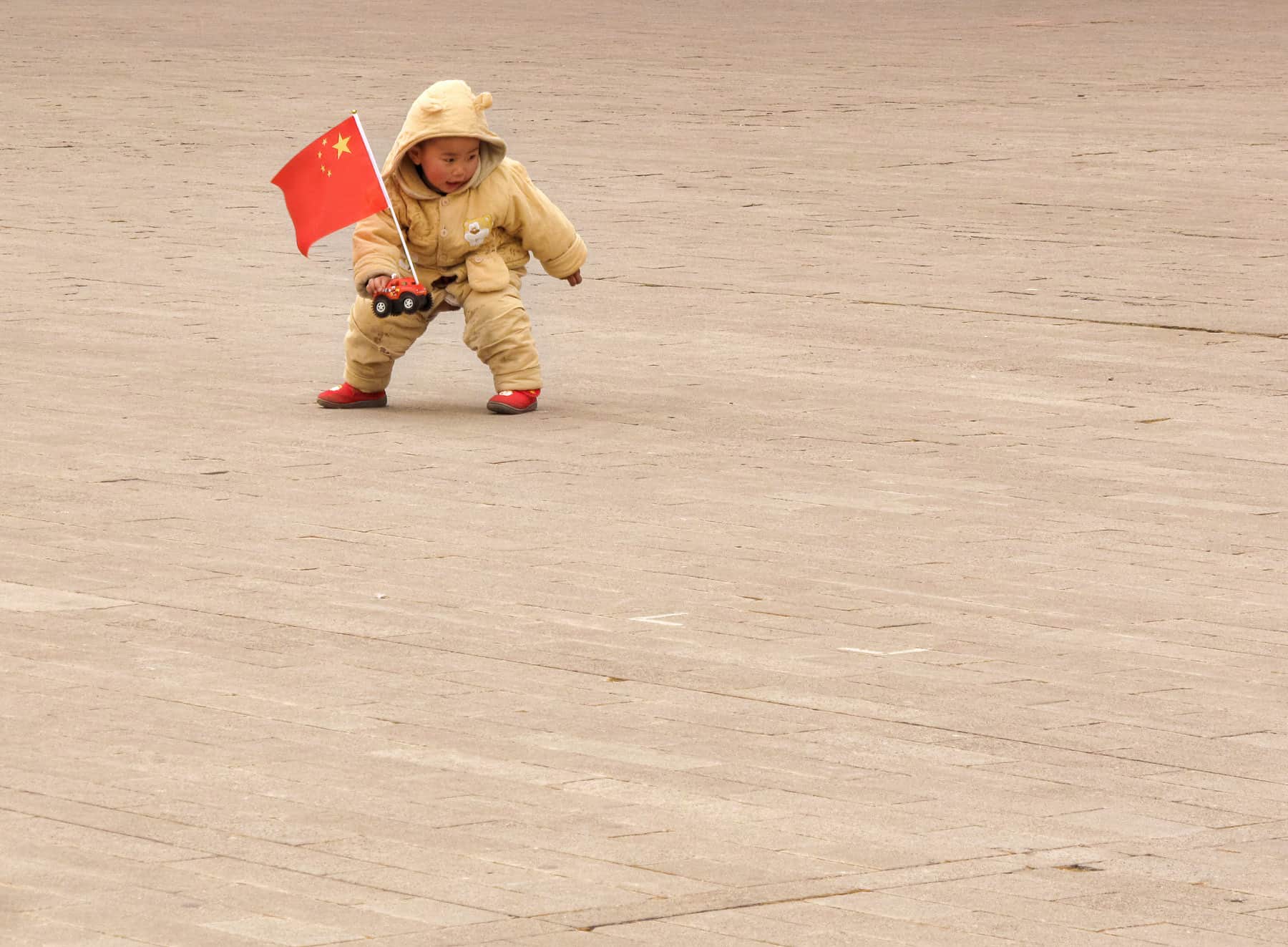 Kind mit chinesischer Fahne