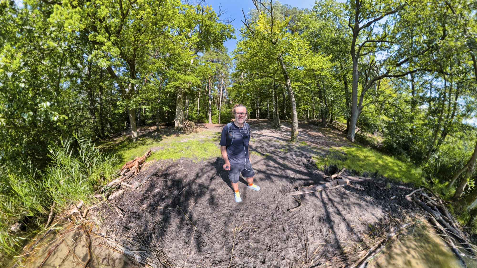 Fertig gestitchtes 360-Grad-Foto am Seeufer: Person steht frei im Bild, vom Selfiestick ist nichts zu sehen