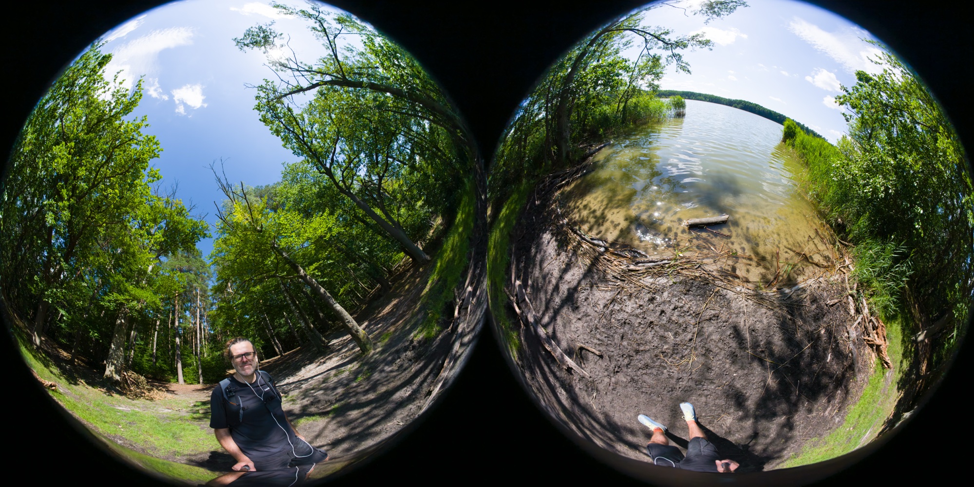 Ungestitchtes Rohmaterial einer 360-Grad-Kamera: zwei kreisrunde Fisheye-Bilder nebeneinander, der Selfiestick ist in keinem der beiden zu sehen