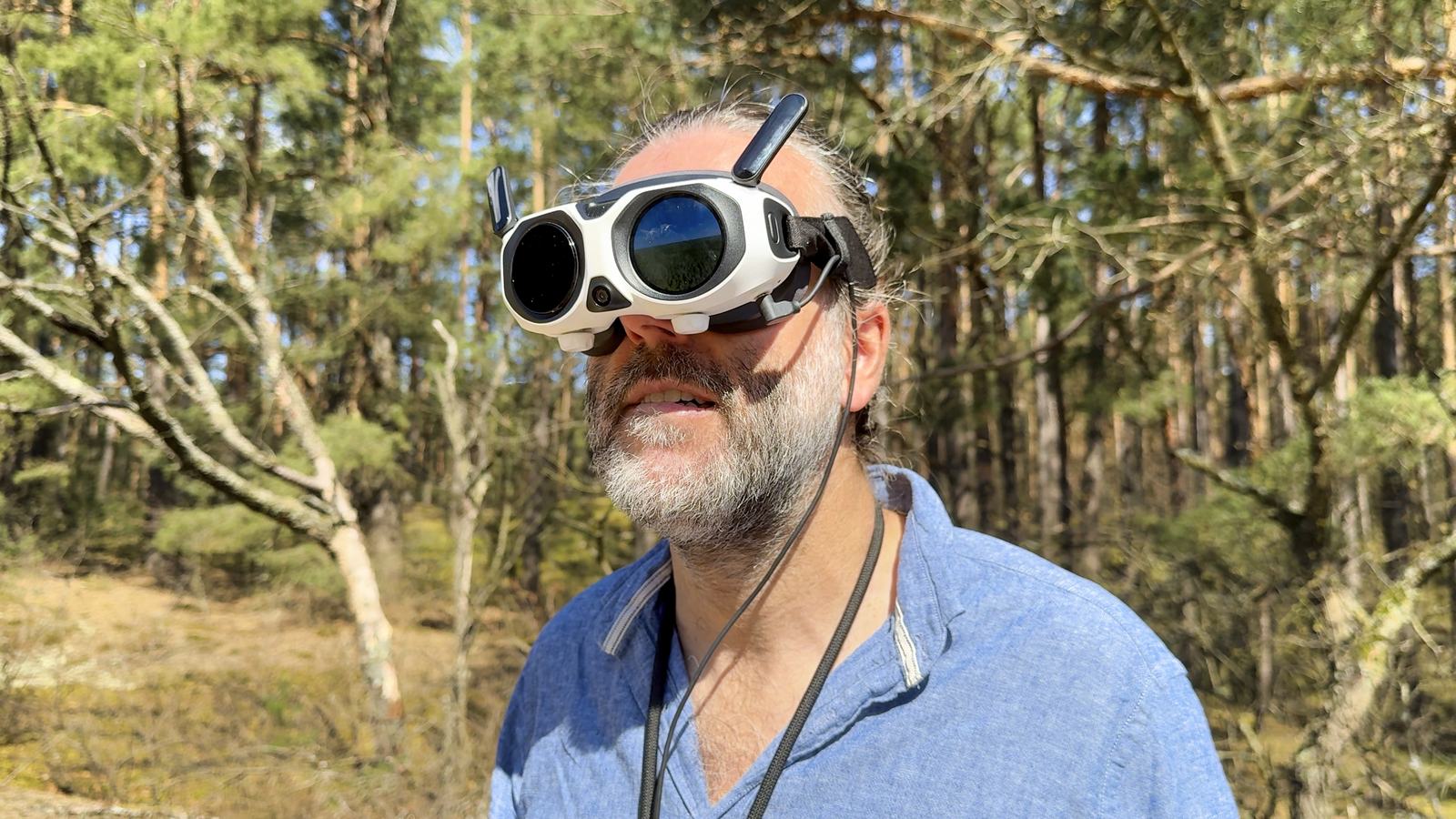 Marc mit der FPV-Brille der Antigravity A1 im Wald, den Blick nach oben gerichtet