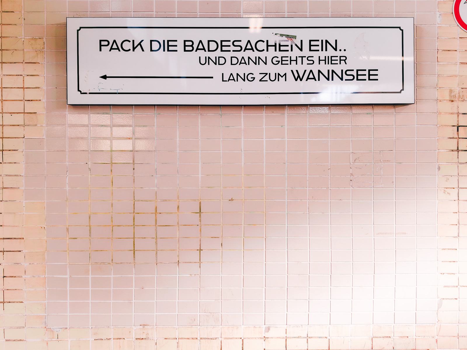 Schild an der S-Bahn: Pack die Badesachen ein – hier geht's zum Wannsee