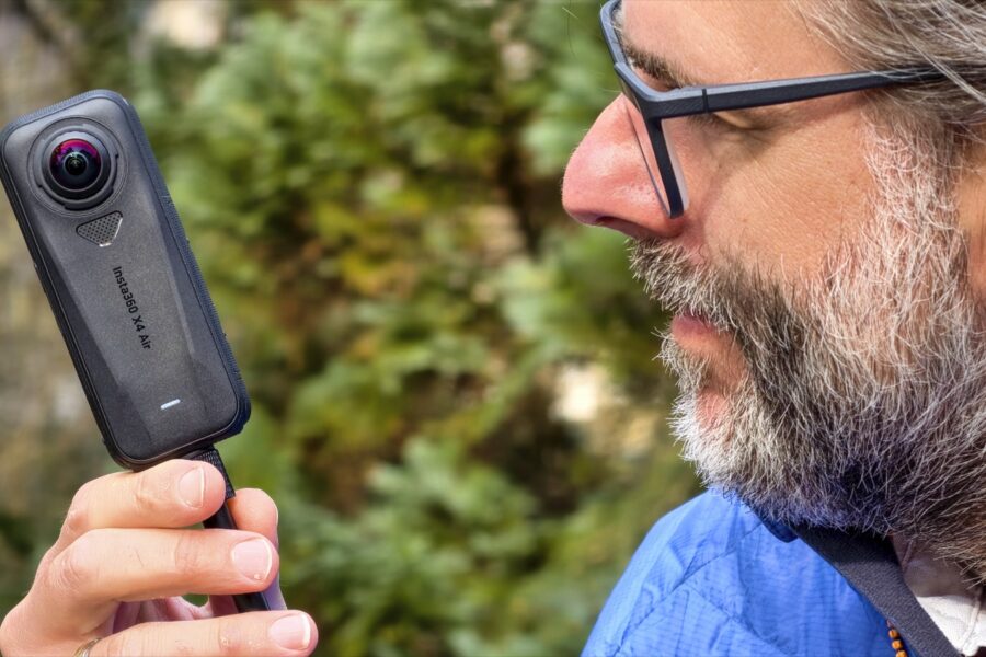 Nahaufnahme der Insta360 X4 Air in der Hand, daneben das Profil des Fotografen – die Kamera blickt auf Armlänge zurück