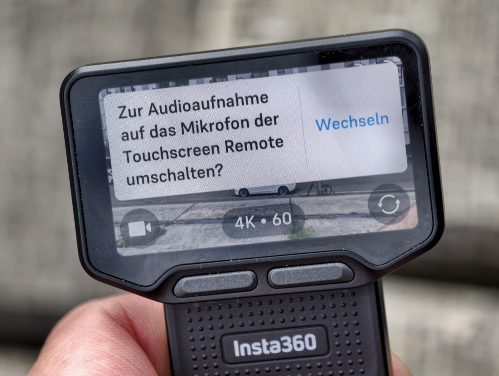 Insta360 Luna Ultra fragt beim Abnehmen der Steuerung, ob auf das Mikrofon der Touchscreen Remote umgeschaltet werden soll