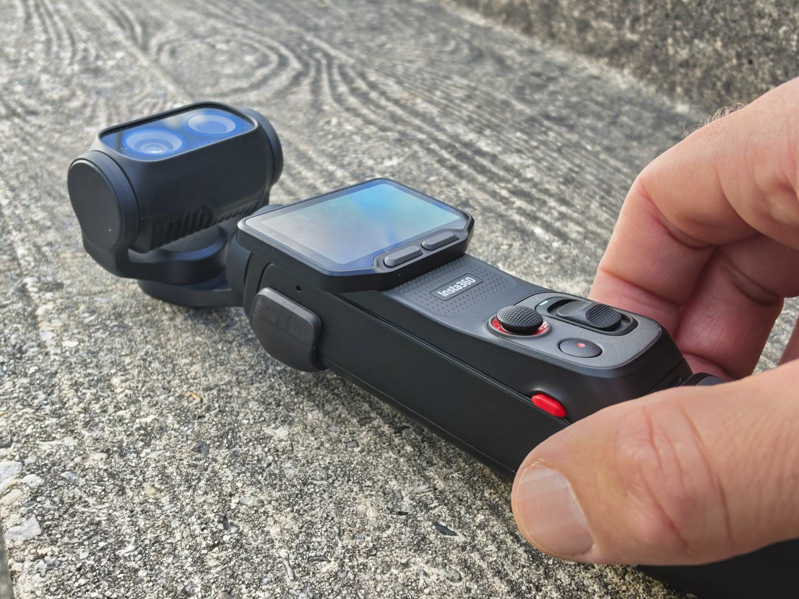 Nahaufnahme der Bedienelemente der Insta360 Luna Ultra: Joystick, Zoomwippe, Aufnahme-Knopf und roter Custom-Button