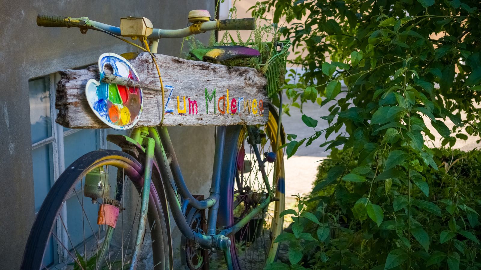 Mit der Insta360 Luna Ultra fotografiert: buntes Fahrrad mit Malerweg-Schild in der Saechsischen Schweiz