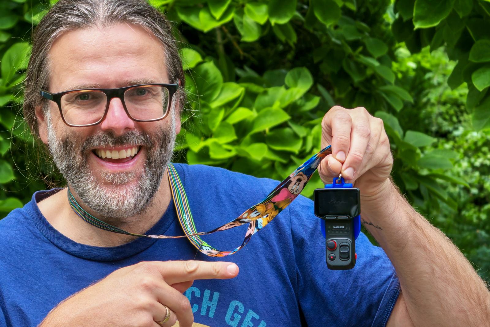 Marc haelt die abgenommene Luna-Ultra-Steuerung an einem bunten Lanyard mit 3D-gedruckter Rueckplatte