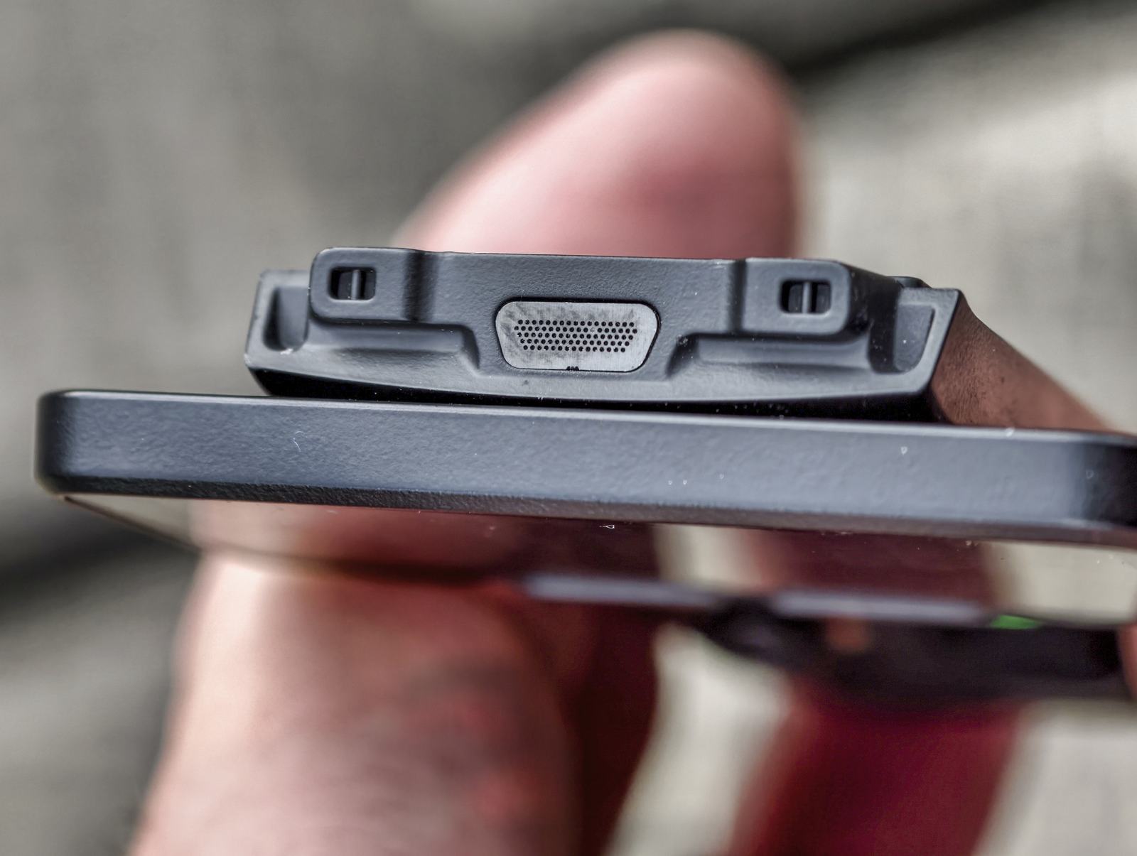 Nahaufnahme der Mikrofon-Öffnung oben an der abnehmbaren Steuerung der Insta360 Luna Ultra