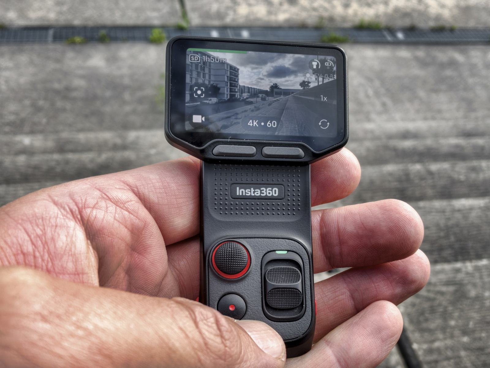 Insta360 Luna Ultra in der Hand: Joystick, Zoomwippe und Aufnahme-Knopf frontal sichtbar