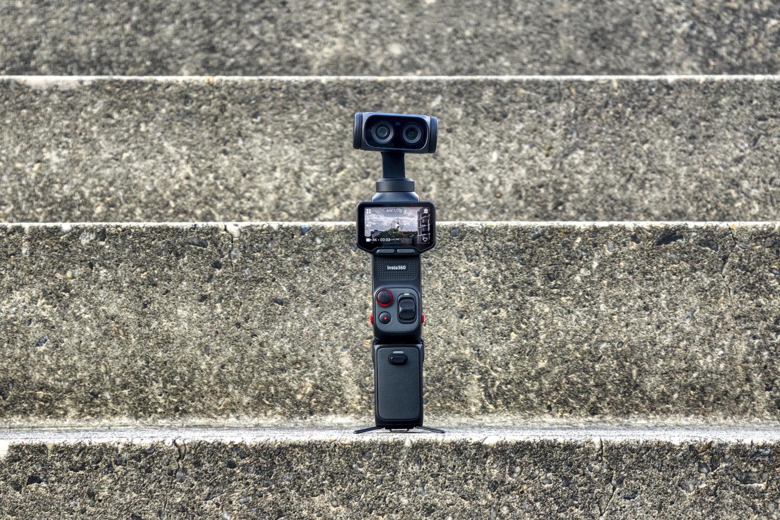 Insta360 Luna Ultra freistehend auf einer Steintreppe mit Mini-Stativ des Akku-Griffs