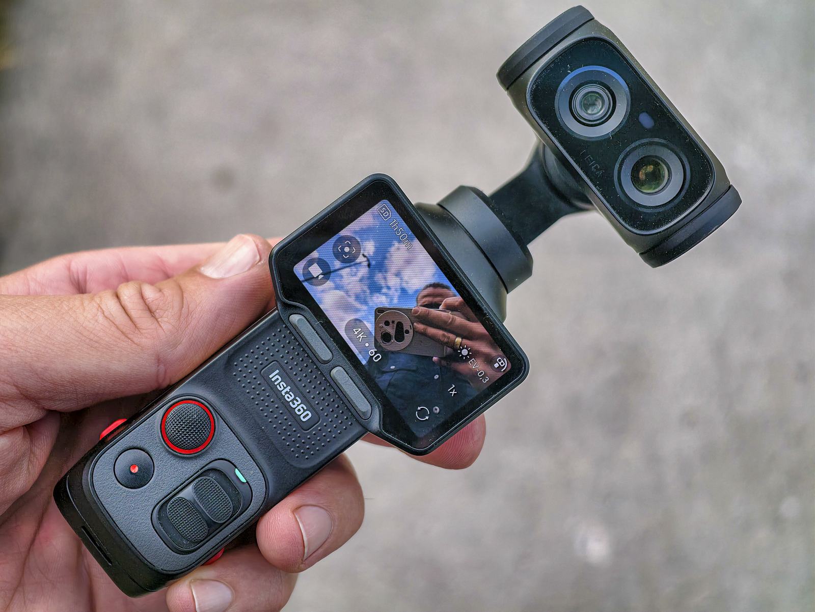 Insta360 Luna Ultra mit abgenommener Steuerung, die beiden Leica-Objektive im Gimbal-Kopf gut sichtbar
