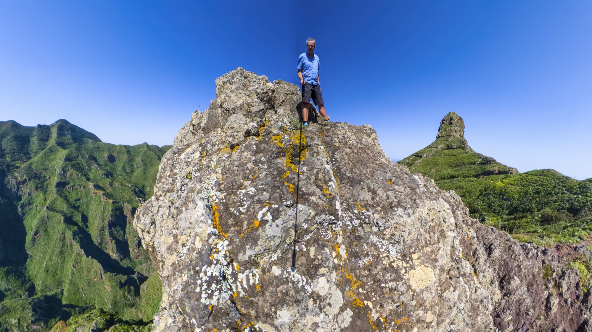 360-Grad-Aufnahme im Anaga-Gebirge auf Teneriffa: Person steht frei auf einem Felsturm, der Selfiestick ist unsichtbar, aber seine dünne Schattenlinie liegt auf dem Fels