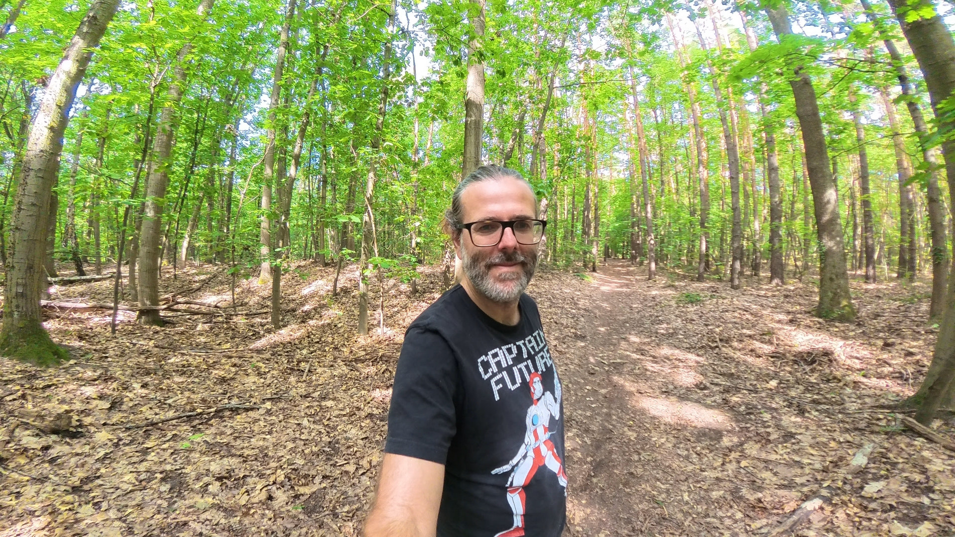 Insta360 X4 Air im Flat-Modus mit weitestem Bildwinkel: Waldweg mit Marc im Vordergrund