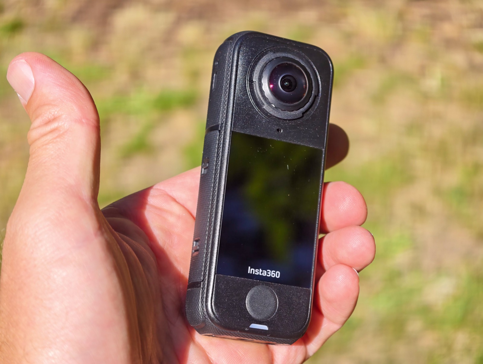 Insta360 X4 Air in der Hand gehalten – die leichteste der drei 360-Grad-Kameras mit 165 Gramm