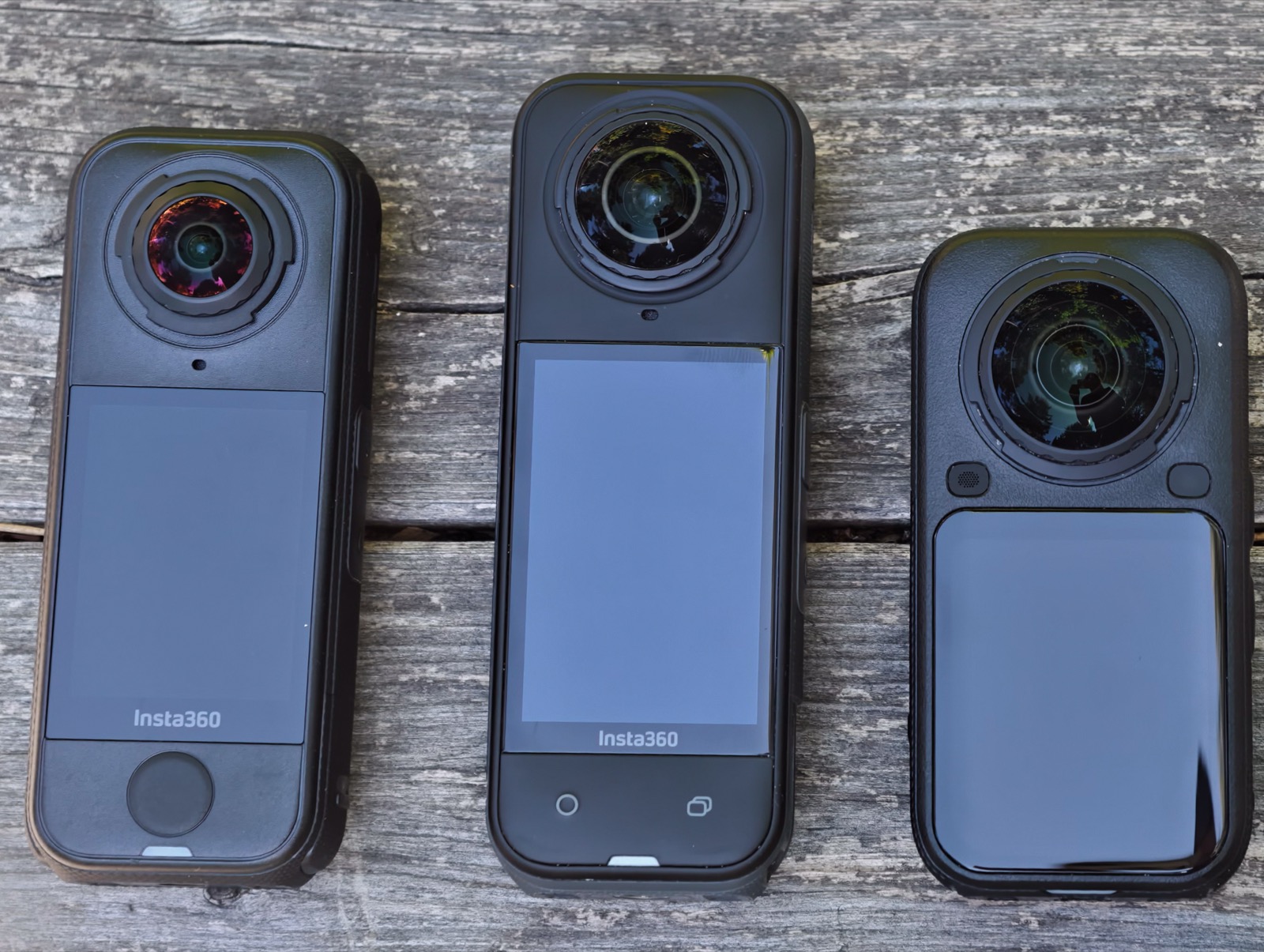Insta360 X4 Air, X5 und X6 von vorne mit sichtbaren Displays im direkten Größenvergleich