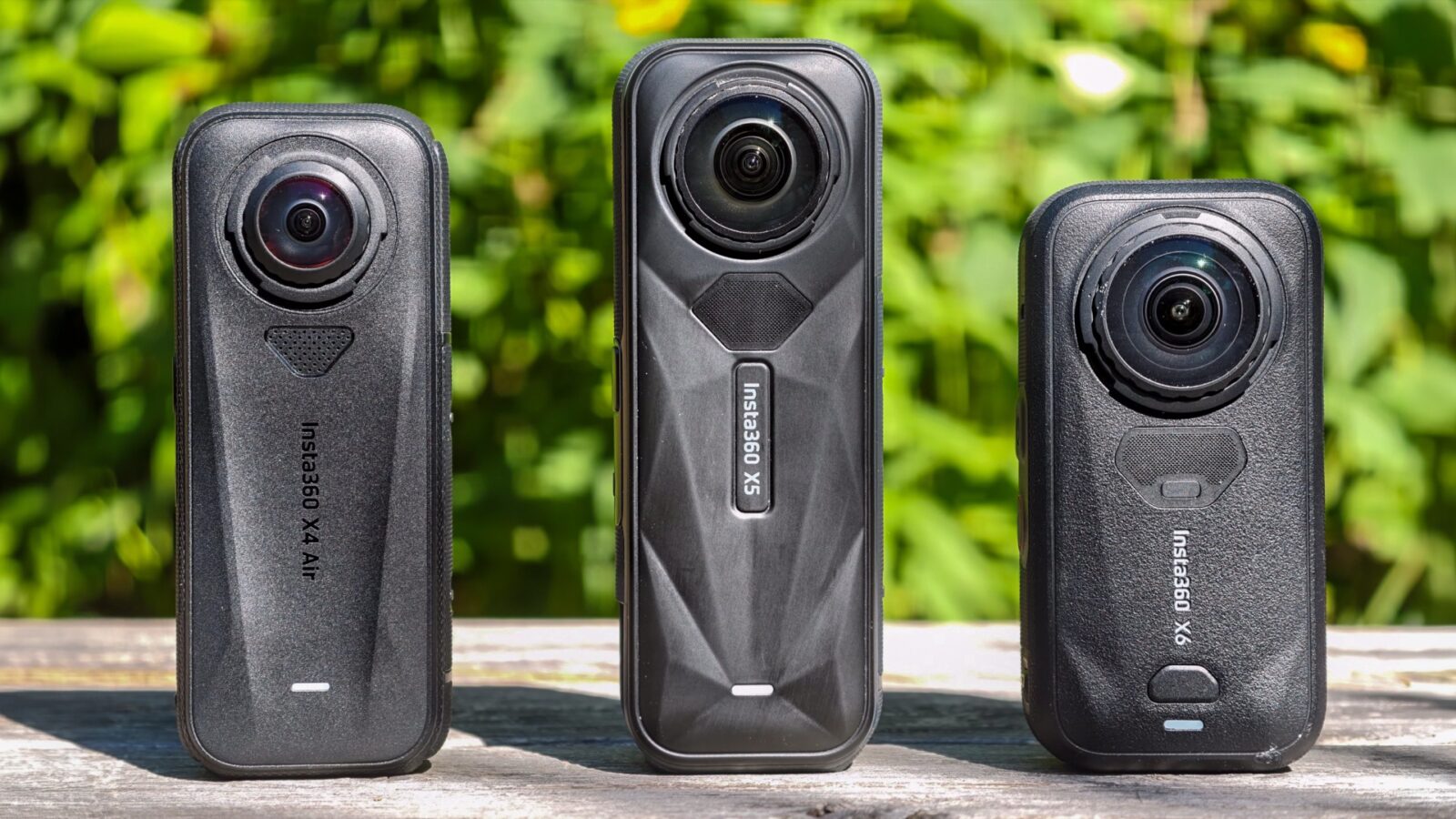 Insta360 X4 Air, X5 und X6 nebeneinander auf einer Holzbank – Größenvergleich der drei aktuellen 360-Grad-Kameras