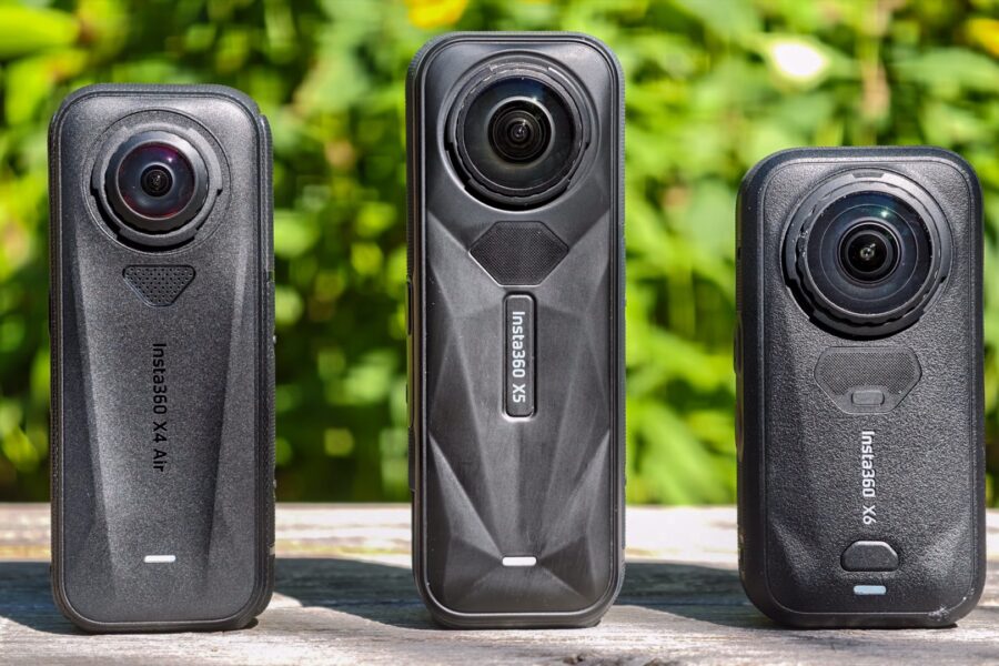 Insta360 X4 Air, X5 und X6 nebeneinander auf einer Holzbank – Größenvergleich der drei aktuellen 360-Grad-Kameras