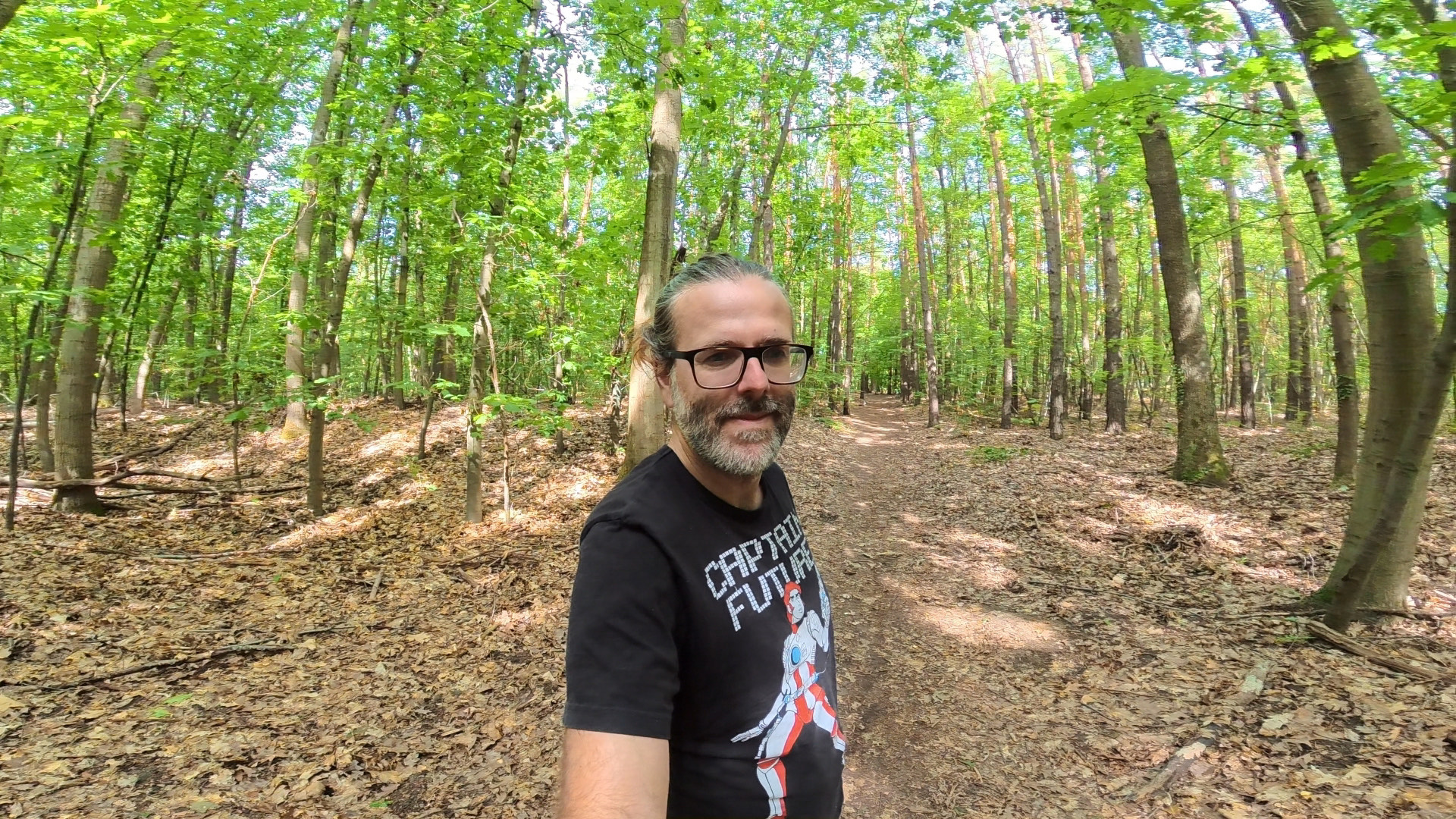 Insta360 X5 im Flat-Modus mit weitestem Bildwinkel: derselbe Waldweg, nahezu identischer Bildausschnitt wie bei der X4 Air