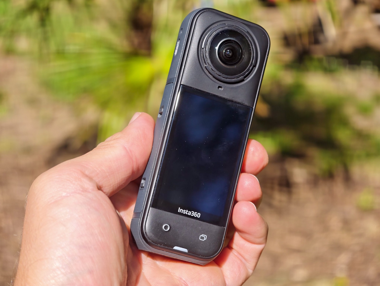 Insta360 X5 in der Hand gehalten – zu erkennen an den beiden Bedienflächen unter dem Display