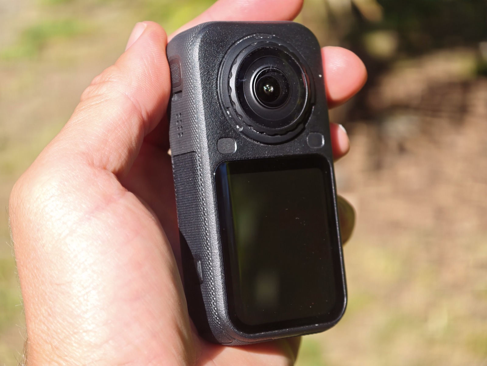 Insta360 X6 in der Hand gehalten – erkennbar an der größeren Linse und dem fast tastenlosen Gehäuse