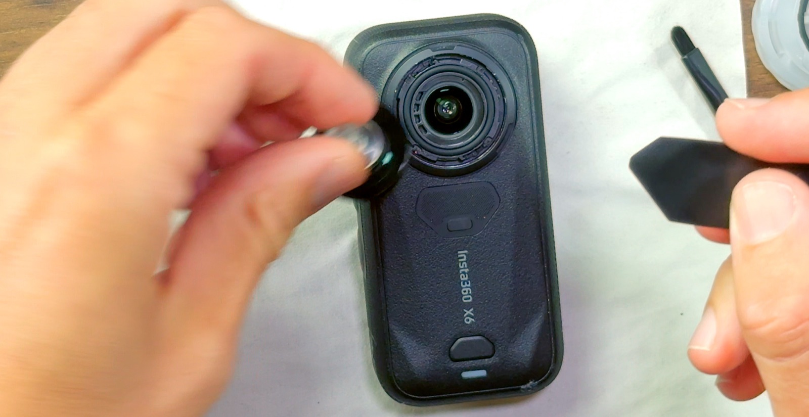 Insta360 X6 beim Linsenwechsel: das Gehäuse ohne die markanten Fischaugen-Linsen, daneben die Ersatzlinse