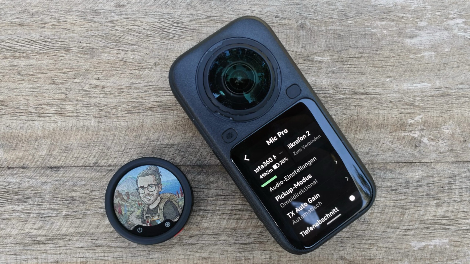 Die Insta360 X6 mit angestecktem Mic-Pro-Empfänger für externe Funkmikrofone