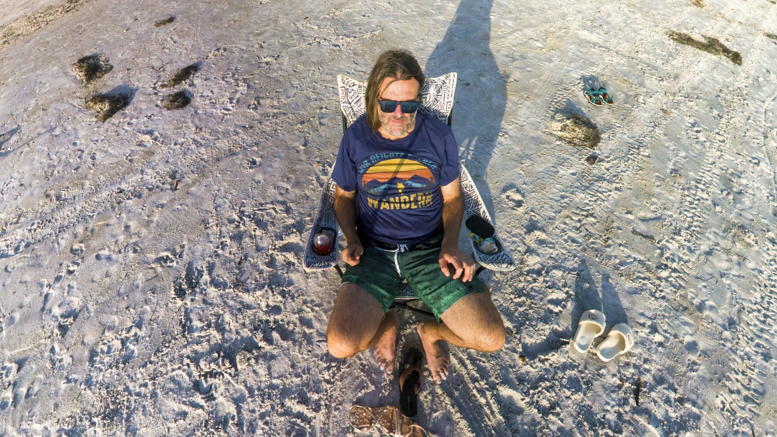 Reframing-Beispiel der Insta360 X6: Marc aus der Nähe — der Selfiestick ist unsichtbar, nur sein Schatten ist im Sand zu sehen