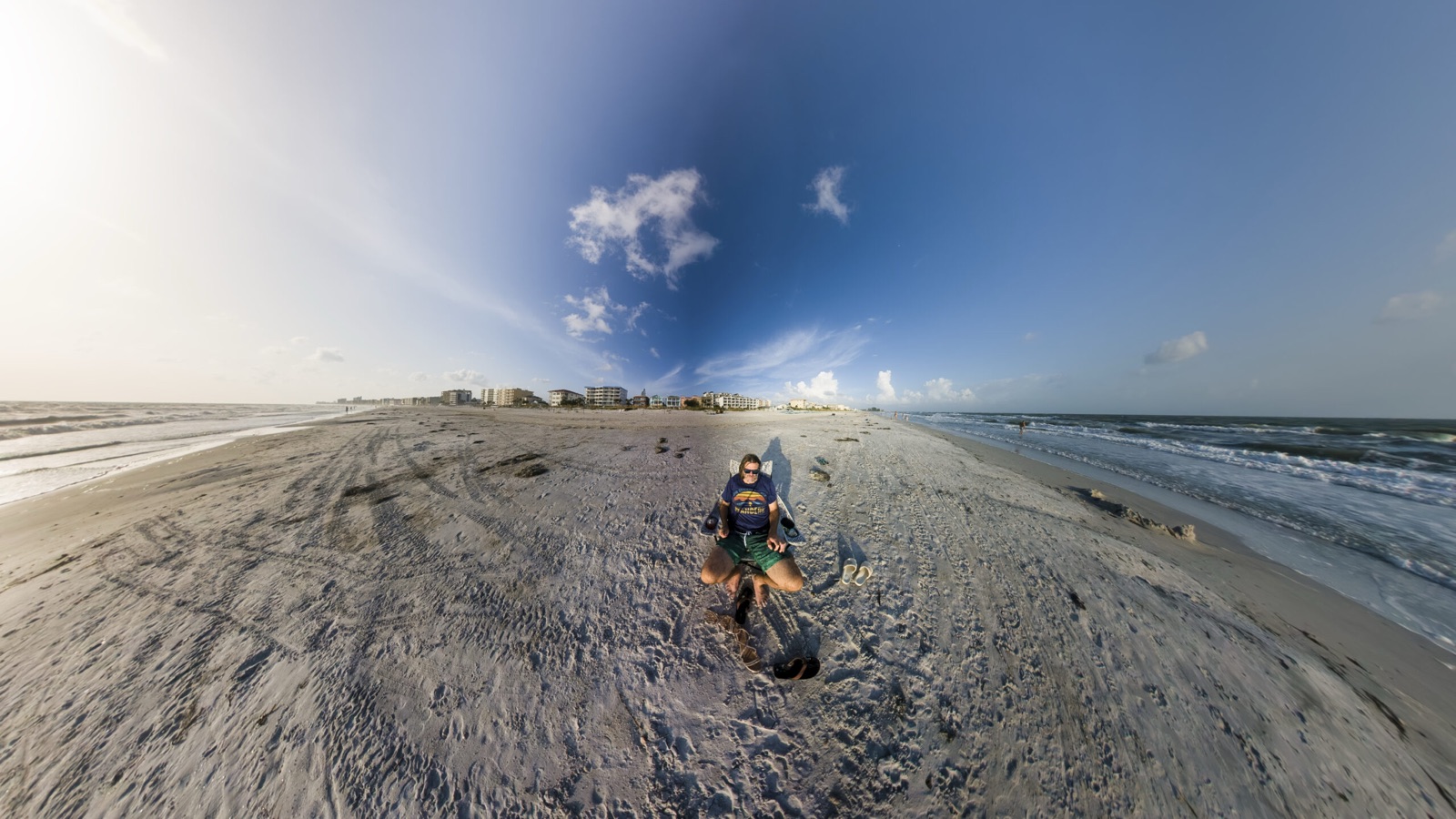 Reframing-Beispiel der Insta360 X6: extremes Weitwinkel-Panorama des Strands aus dem 360°-Foto