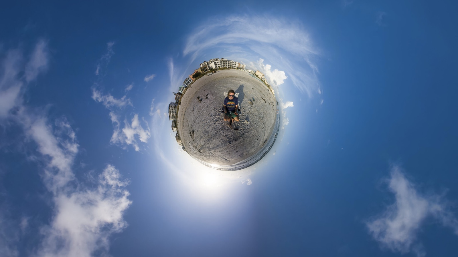 Tiny-Planet-Ansicht aus einem 360°-Foto der Insta360 X6: der Strand als kleiner runder Planet