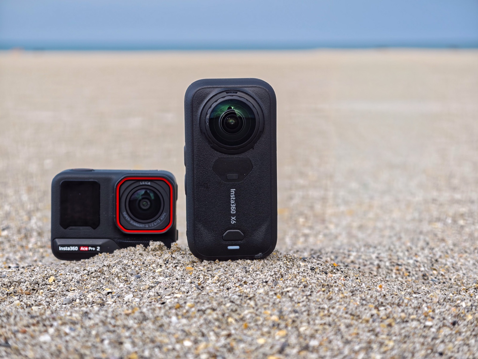 Insta360 X6 neben der Ace Pro 2 im Sand — 360°-Kamera und klassische Action-Cam im direkten Vergleich