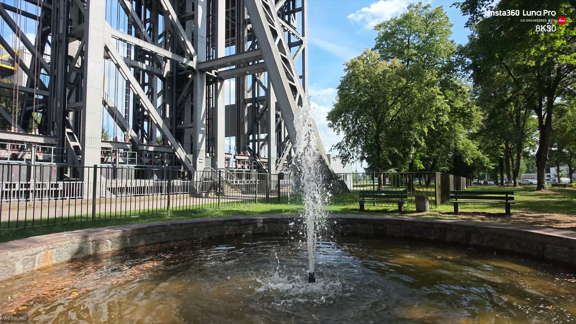 Aus der Luna Pro in 8K30: der Springbrunnen vor dem alten Schiffshebewerk. Beim 20-mm-Objektiv gibt es zwische