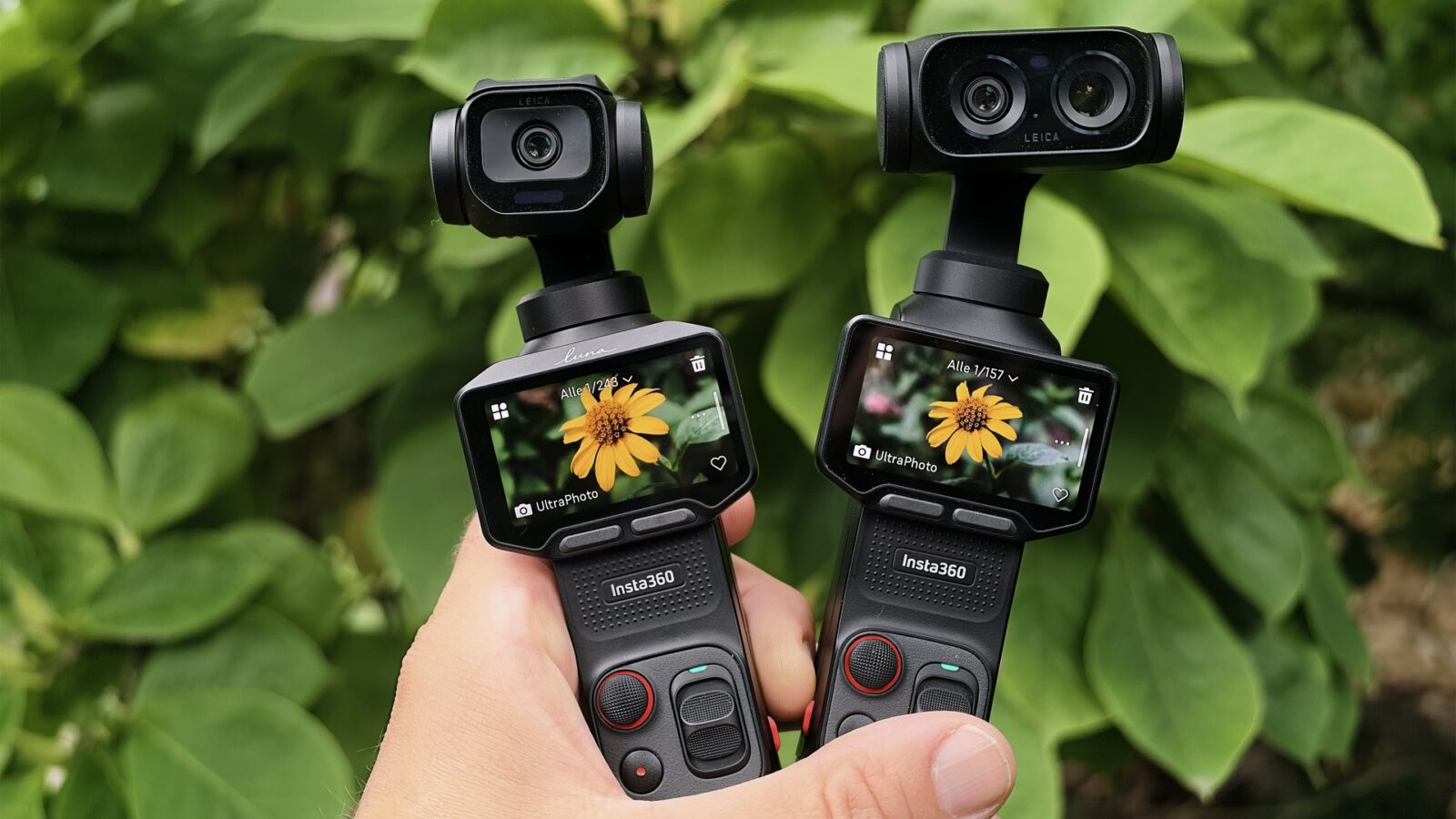Insta360 Luna Pro und Luna Ultra nebeneinander in einer Hand, links die Pro mit einem Objektiv, rechts die Ultra mit zwei Objektiven