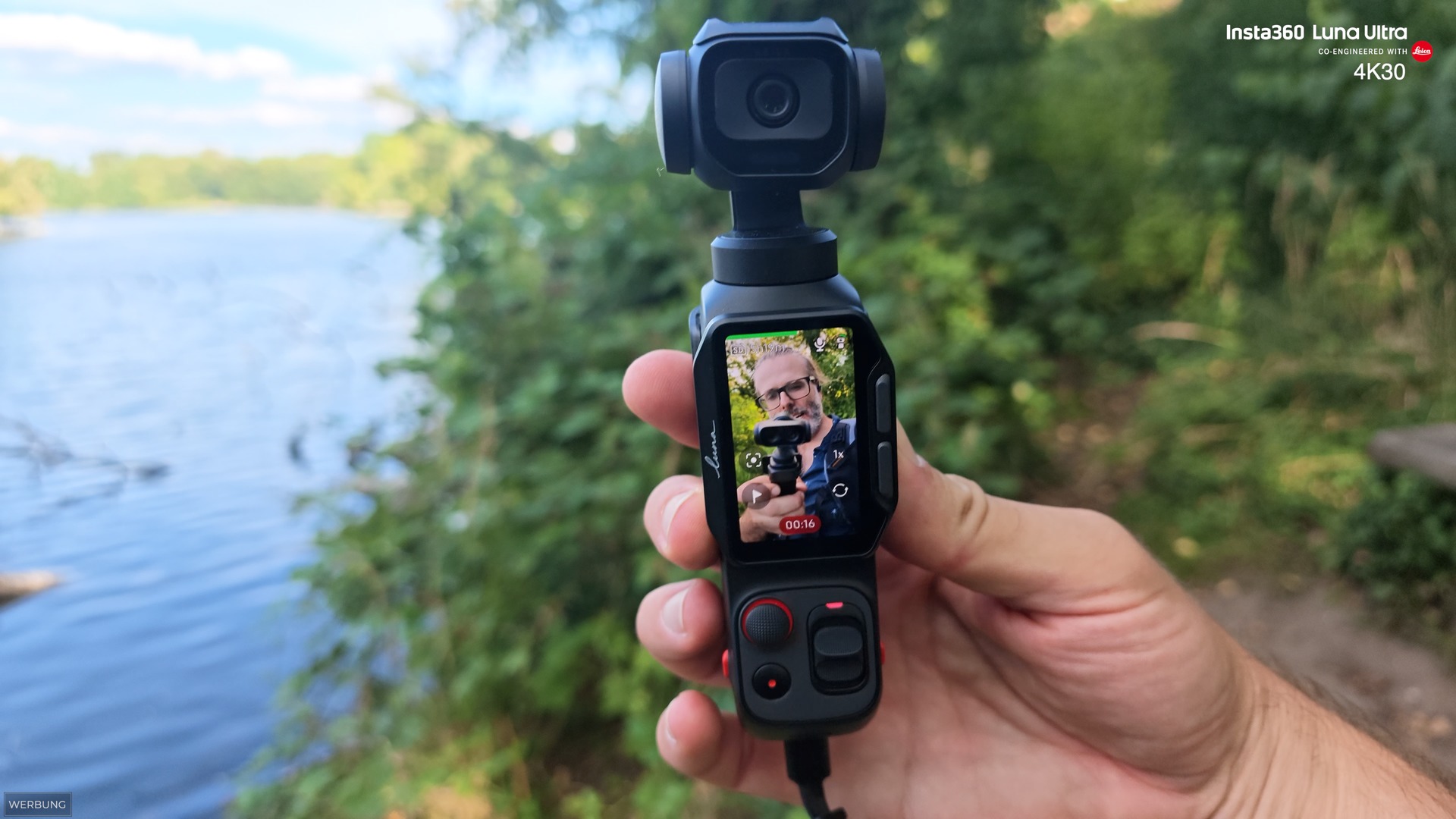 Insta360 Luna Pro in der Hand, das Display ins Hochformat gedreht