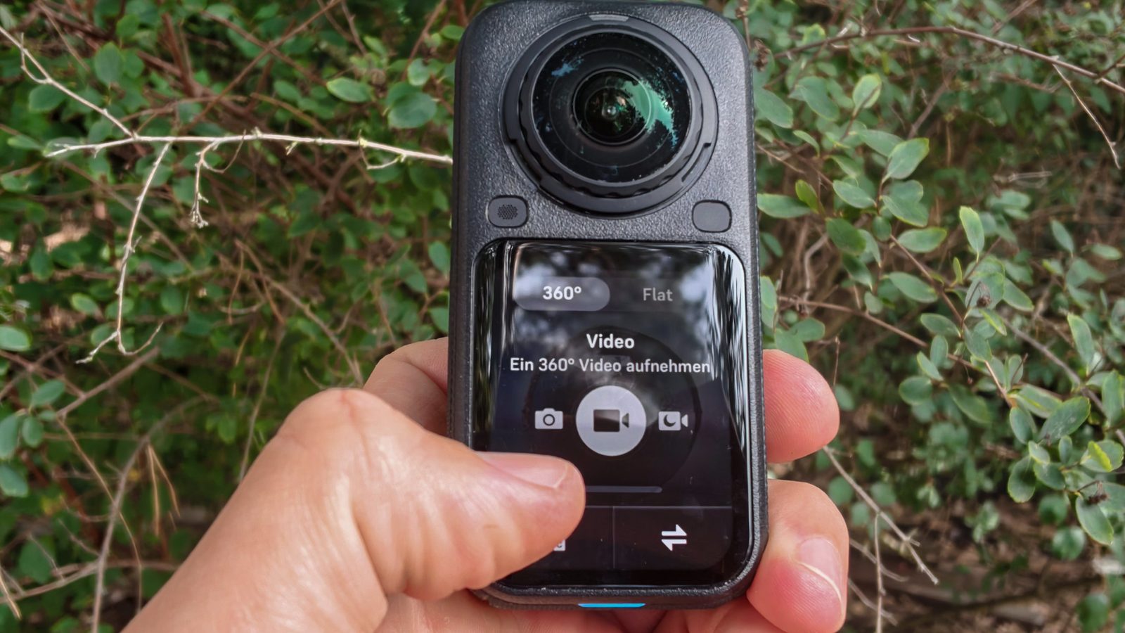 Display der Insta360 X6 mit der Moduswahl zwischen 360 Grad und Flat, ausgewählt ist der 360°-Videomodus