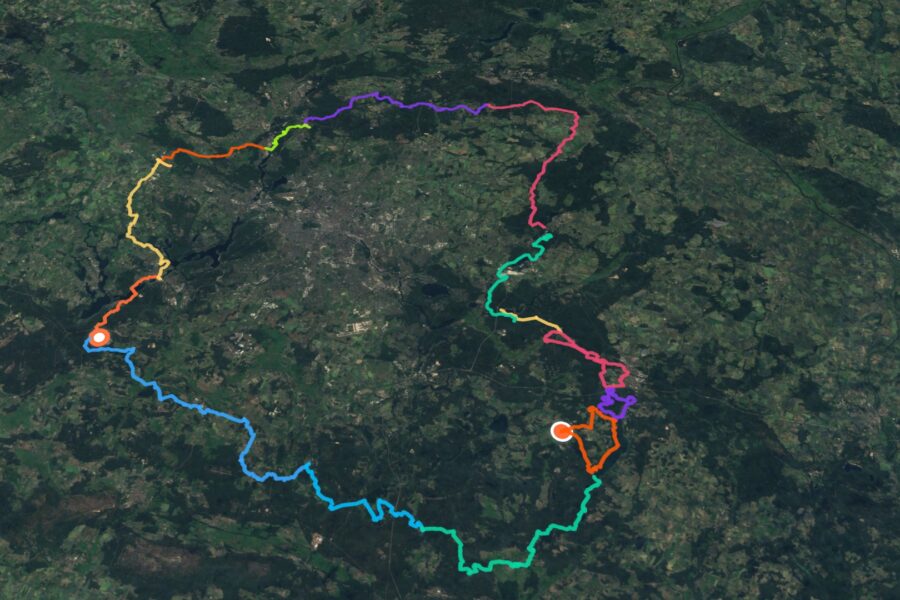 Der 66-Seen-Weg rund um Berlin in 15 Etappen als farbige Linie auf einem Satellitenbild, erstellt mit der Tour-Map von Reisezoom GPS Studio